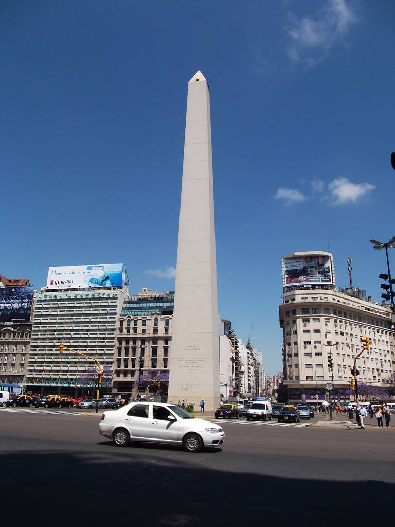 Obelisco. é um monumento localizado na av Corrientes com 9 de julho
