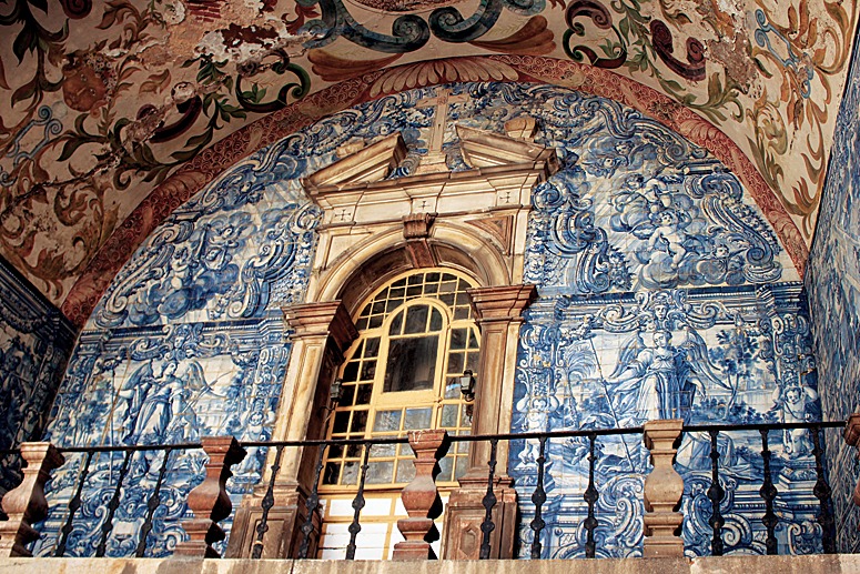 A porta da Vila em Óbidos, com sua parede de azulejos, retrata a paixão de cristo