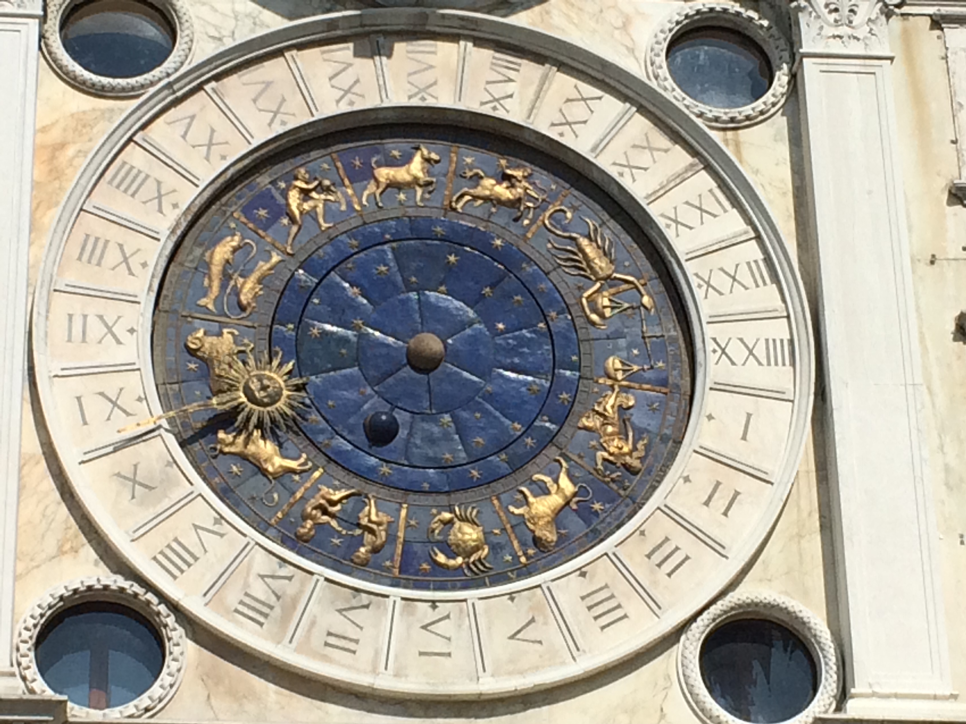 Conhecendo Veneza, o relógio que marca as horas, as fases da lua e os signos do zodíaco