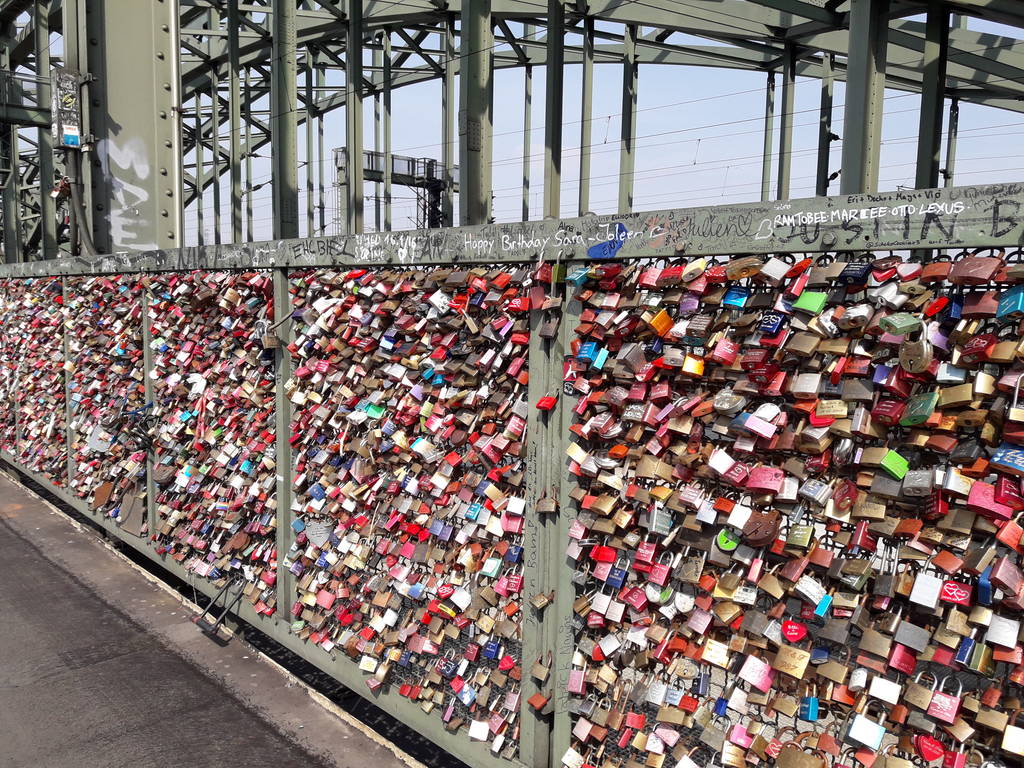 Ponte de Colonia é repleta de cadeados de casais apaixonados