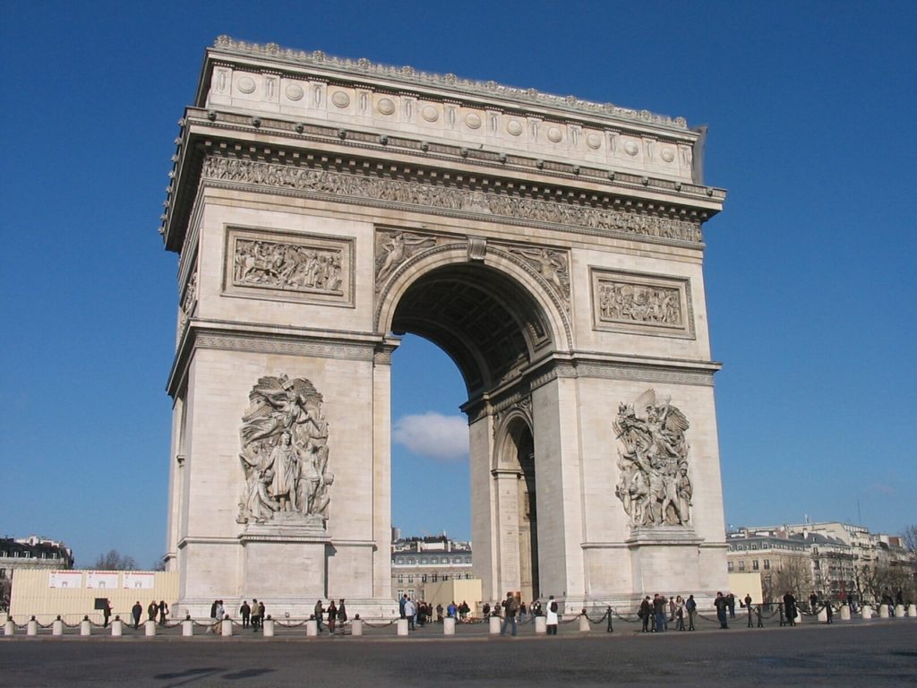 Na cidade do amor um dos pontos mais visitados é o Arco do triunfo