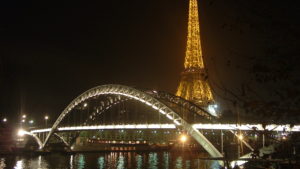 Paris é uma cidade romântica.