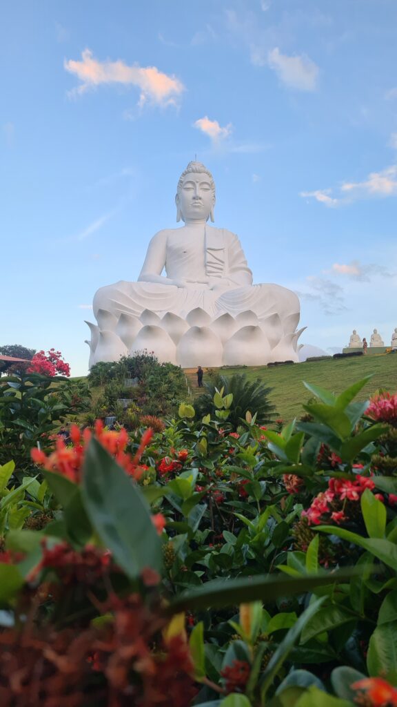 O maior Buda do Ocidente e fica no Brasil